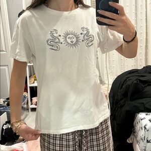 Women’s white Hollister graphic tee, black sun and dragons, Women’s size XS​